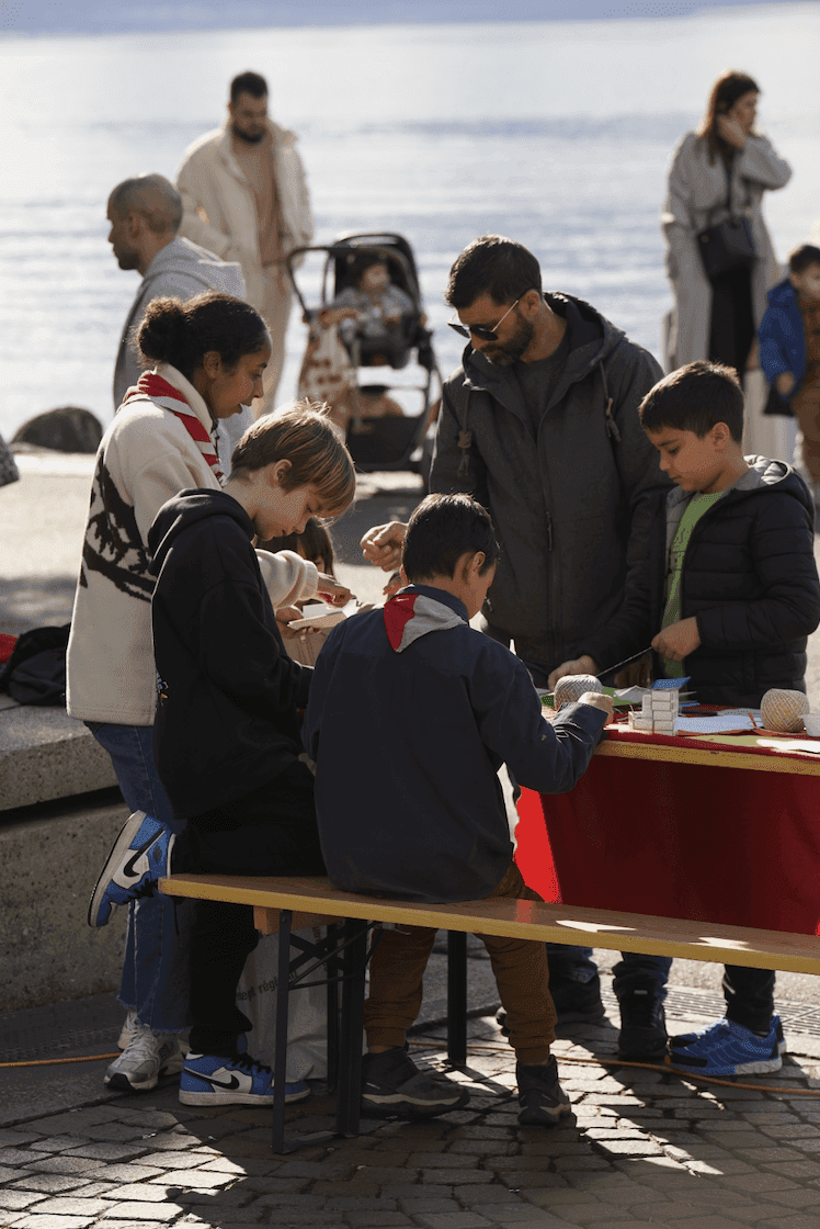 Scouts faisant du bricolage