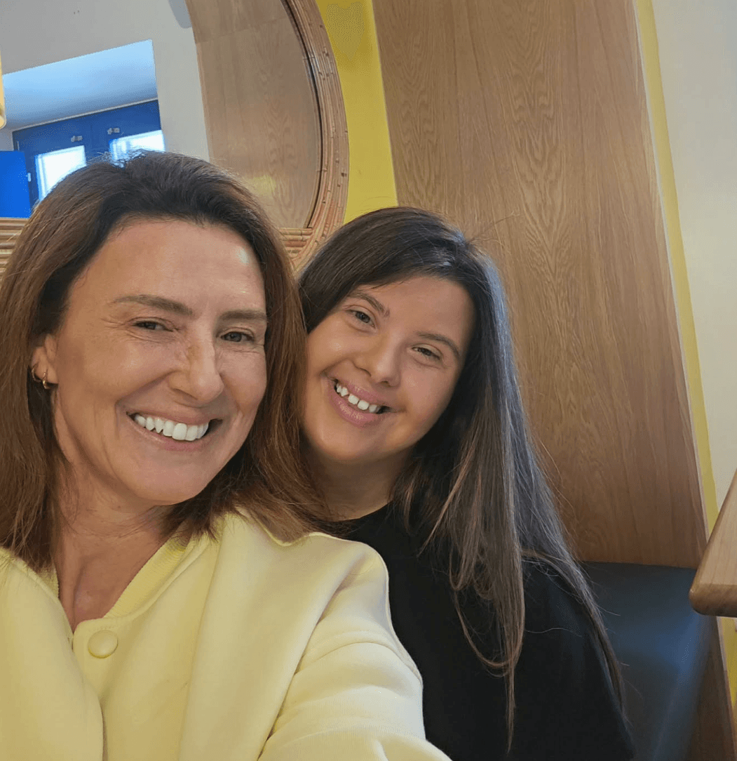 Selfie de Sofia Cerveira com colaboradora do Café Joyeux.