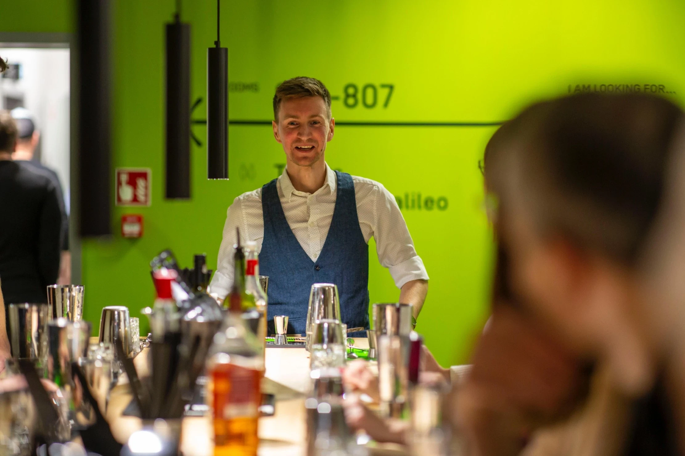 Pokaz barmański jako wyjątkowa atrakcja na weselu z mobilnym barem.