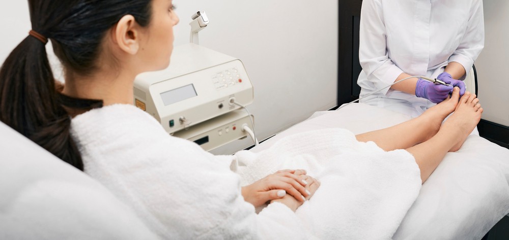 발톱무좀 치료를 위한 풋레이저 시술 장면