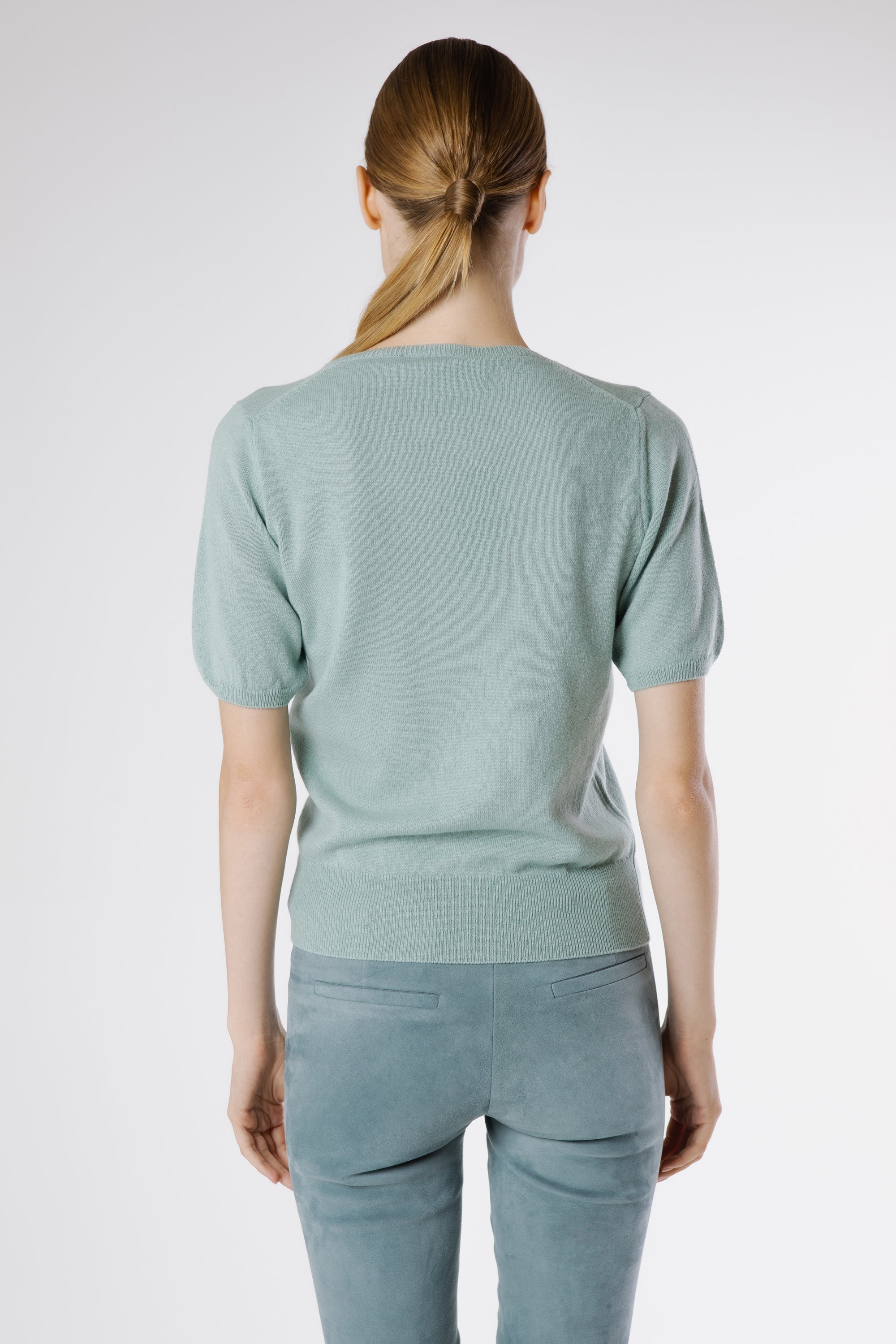 Luxury women cashmere pullover – back view of Ginan Cashmere Pullover Dew in pastel blue premium Italian knitwear.