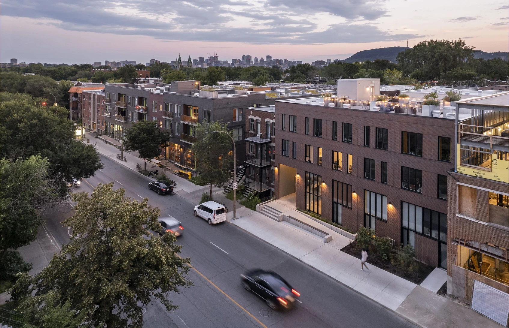 Façade extérieure du bâtiment Le Petit Laurier à Montréal montrant l’intégration urbaine et les balcons résidentiels