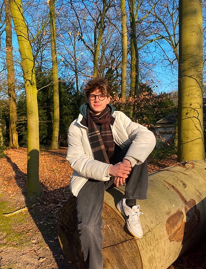 Frans die een deelnemer van het mannenweekend steunt in een kwetsbaar moment waarin de deelnemer een emotie verwerkt