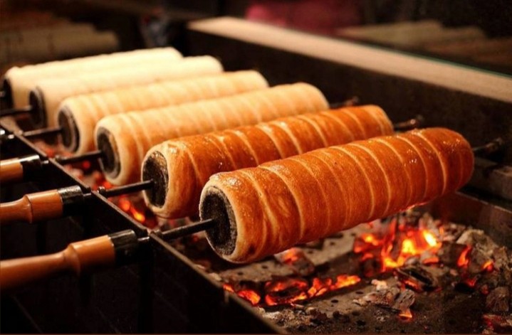 Kürtőskalács traditionnel hongrois à Budapest, pâtisserie emblématique