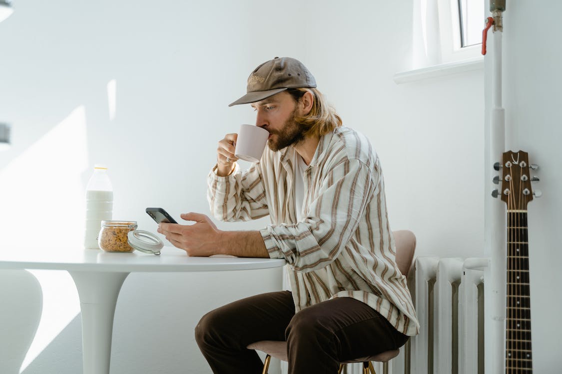A customer on mobile device ©DR