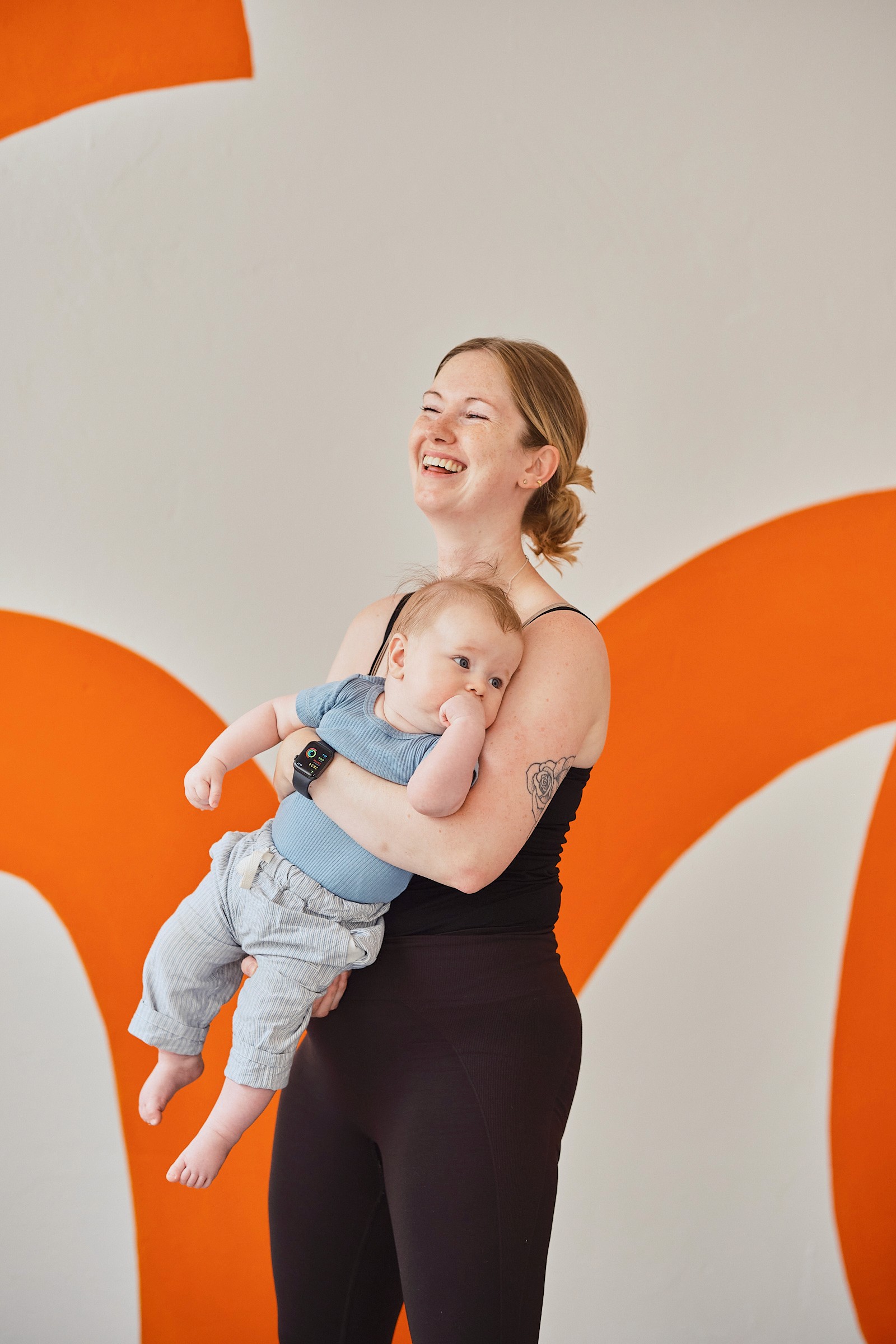 Smilende mor med hendes baby