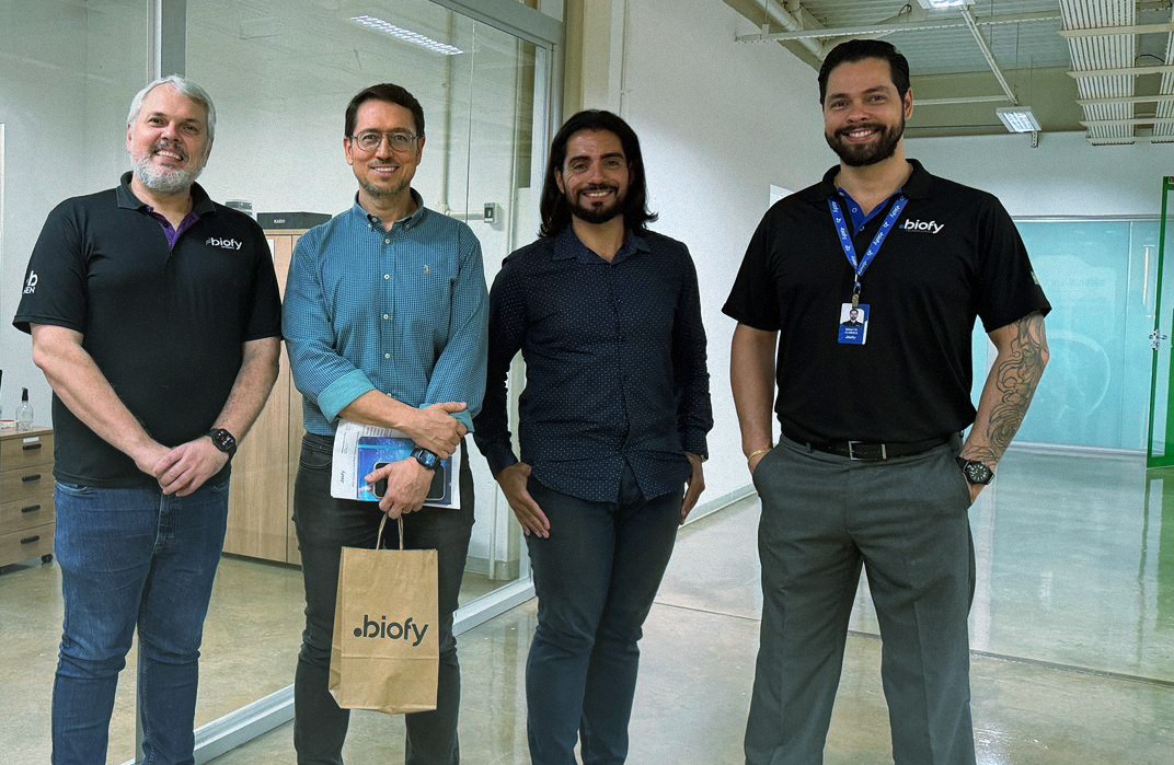 Infectologista conhece Abby e seu impacto clínico