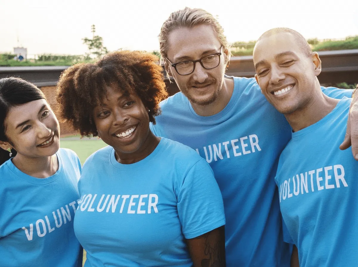 volunteers picture together
