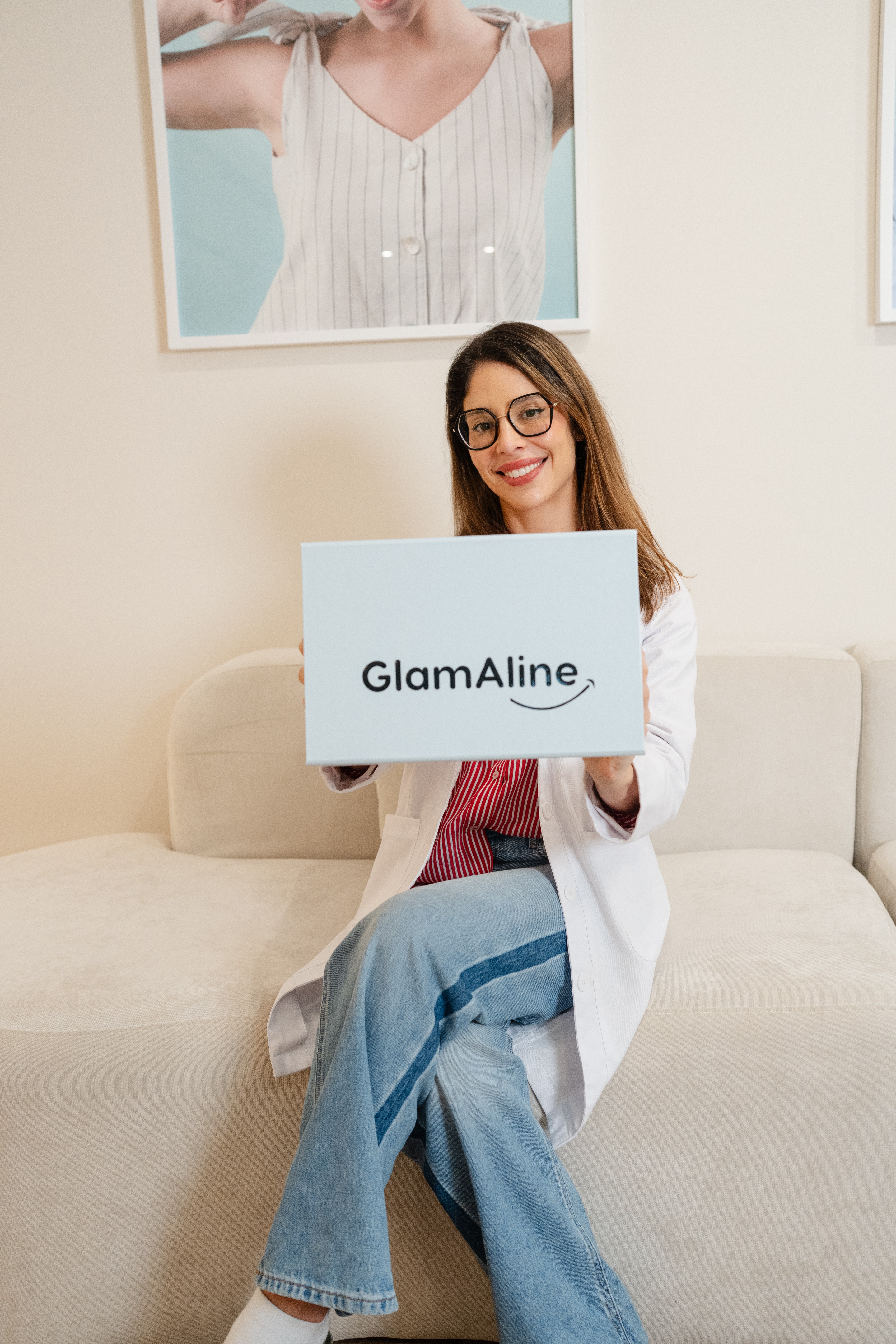 Retrato para GlamAline, 2026: una mujer sostiene una caja con la marca.