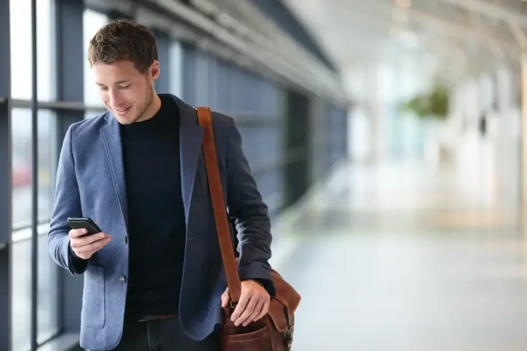 sales rep using automated lead distribution through his phone