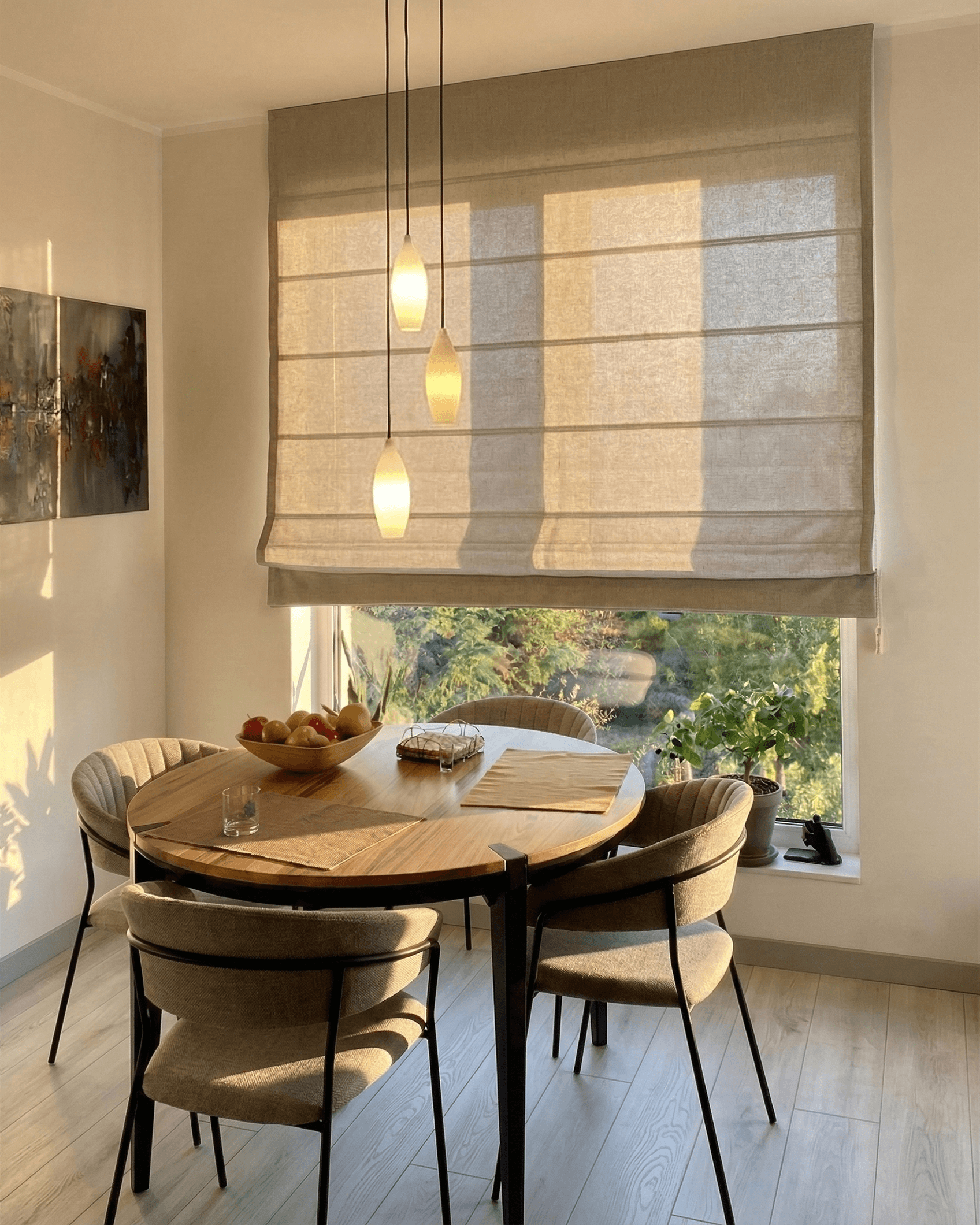 Półprzezroczysta beżowa roleta rzymska w słonecznej jadalni. HeyShade Pruszków – nowoczesne osłony okienne chroniące przed nagrzewaniem wnętrza.