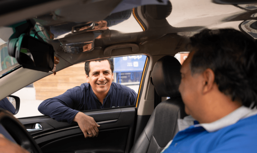 Taxi recogiendo un usuario