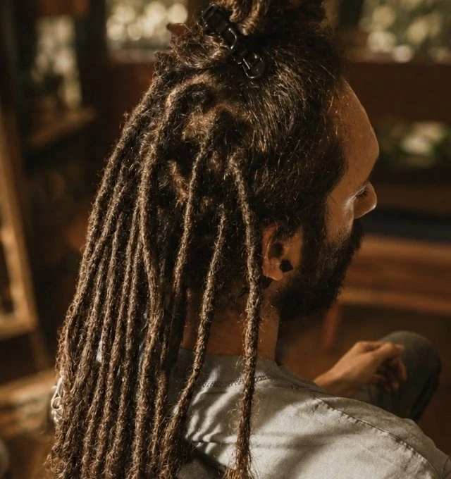 Création complète de dreadlocks naturelles sur l'ensemble de la chevelure.