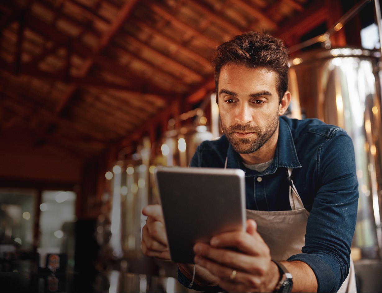 Homme en tablier devant sa tablette