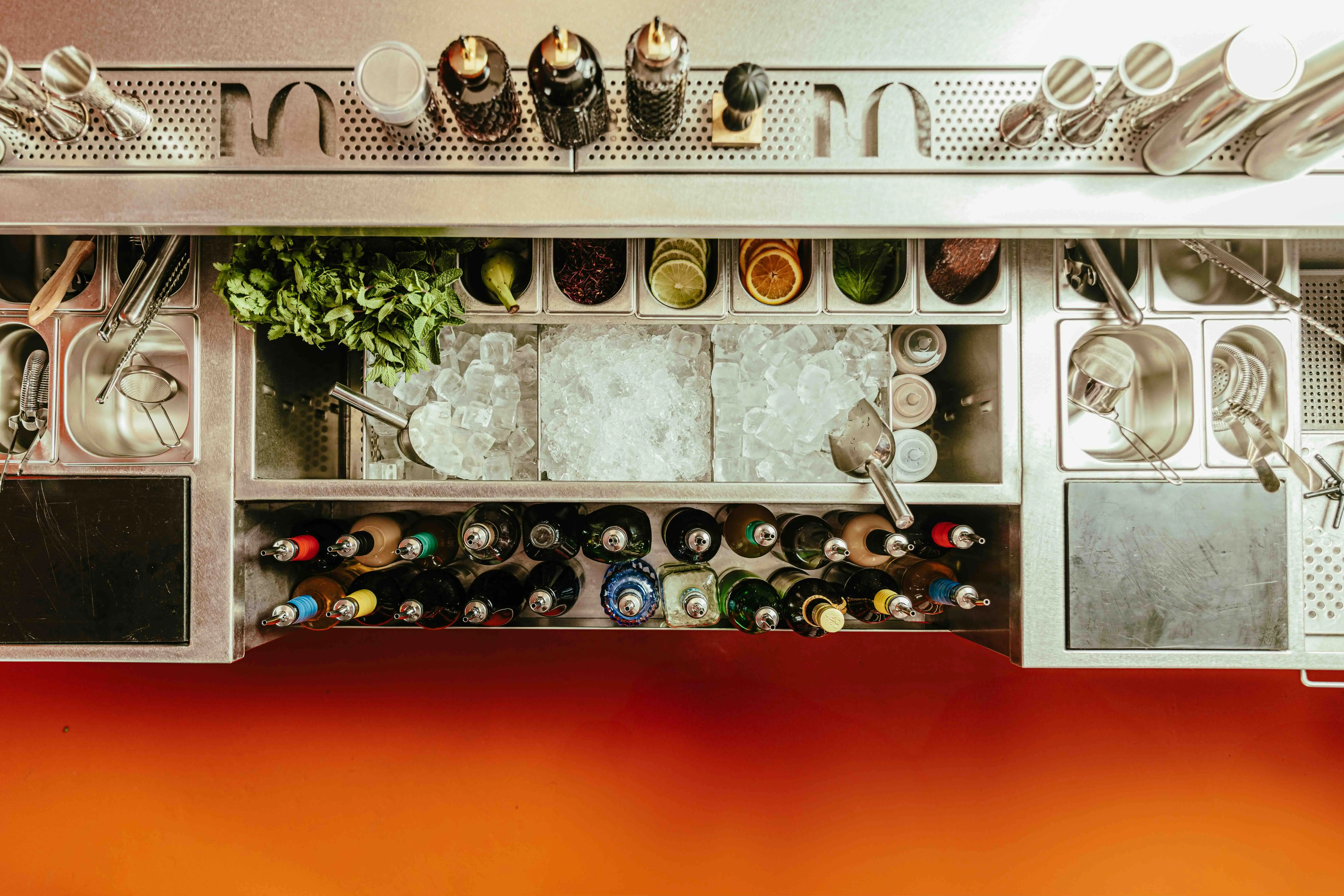 Vue plongeante d’un bar événementiel installé pour une animation cocktail entreprise à Paris