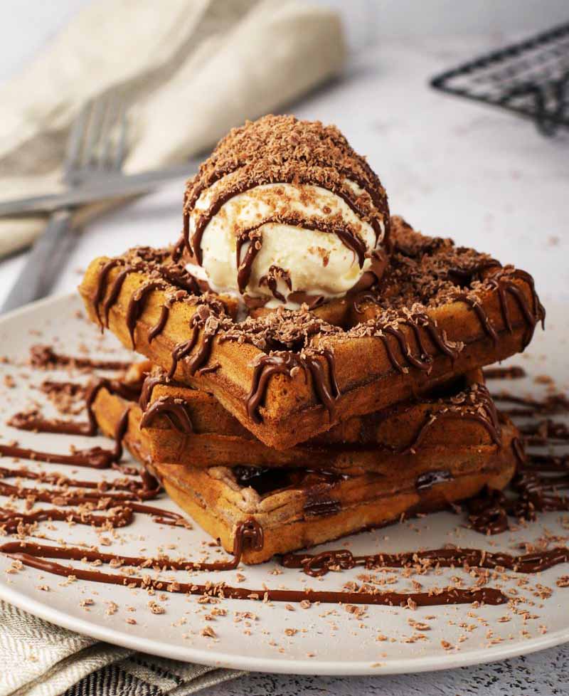 la prohibida, waffle con chocolate con helado