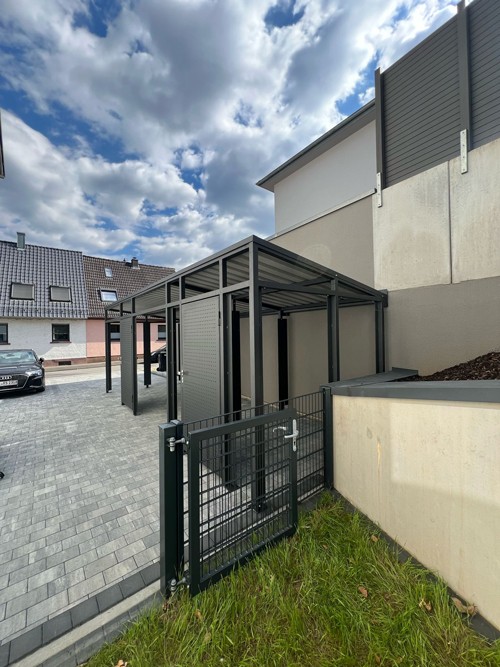 Grundgerüst für eine Überdachung mit Türen. 