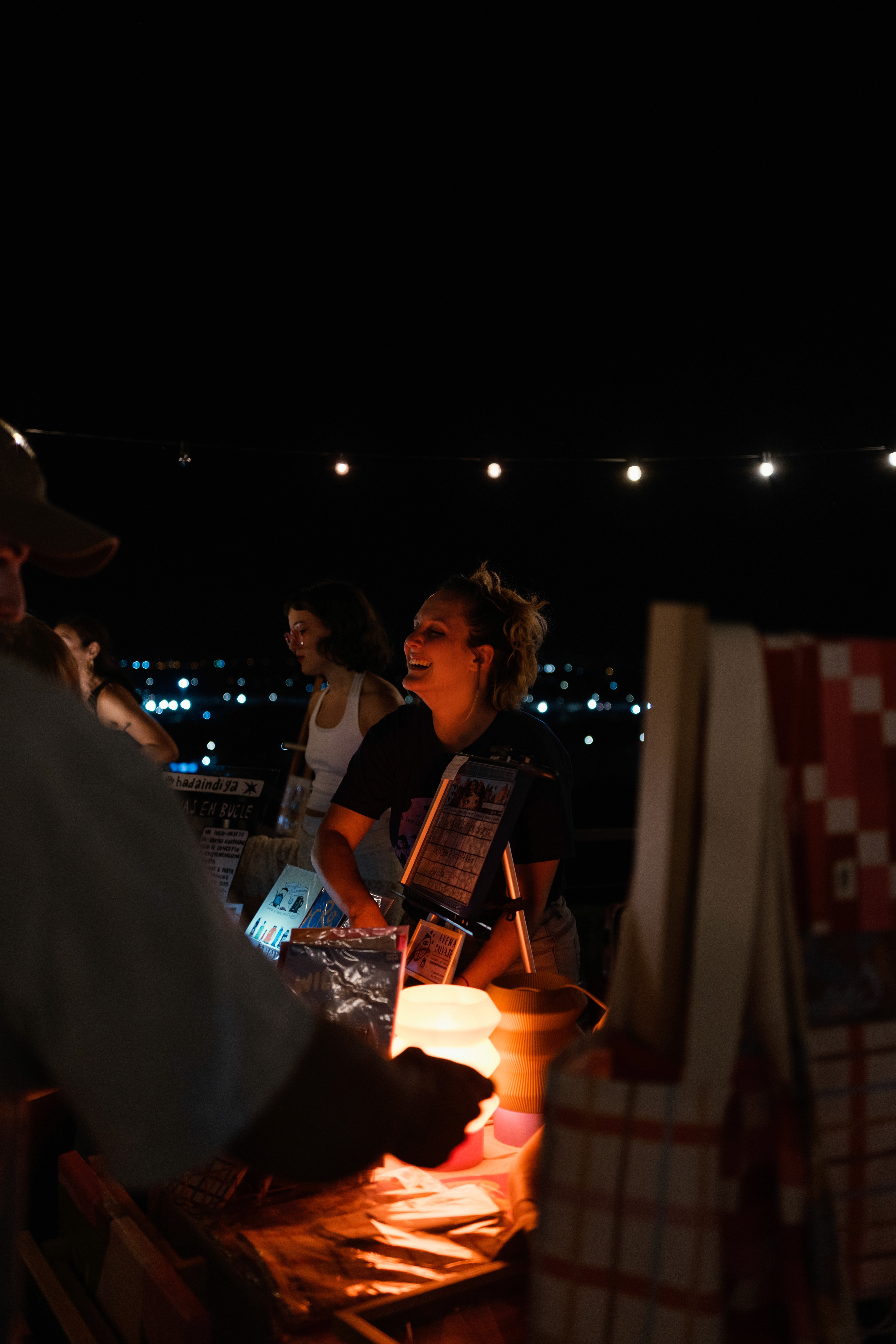 Una mujer sonriendo con un rio de fondo