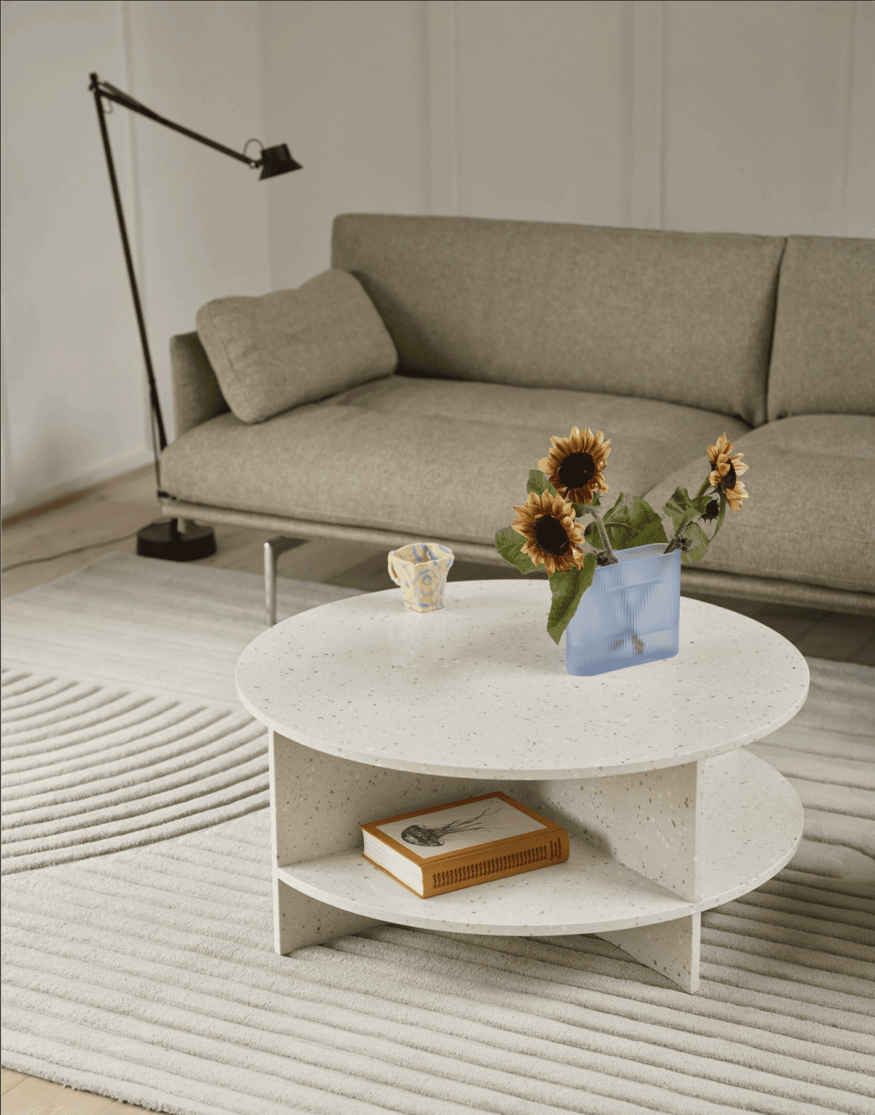 8. outline-soft-3-seater-clay-15-alu-halves-coffee-table-off-white-dedicate-floor-lamp-relevo-off-white-org kopie 2