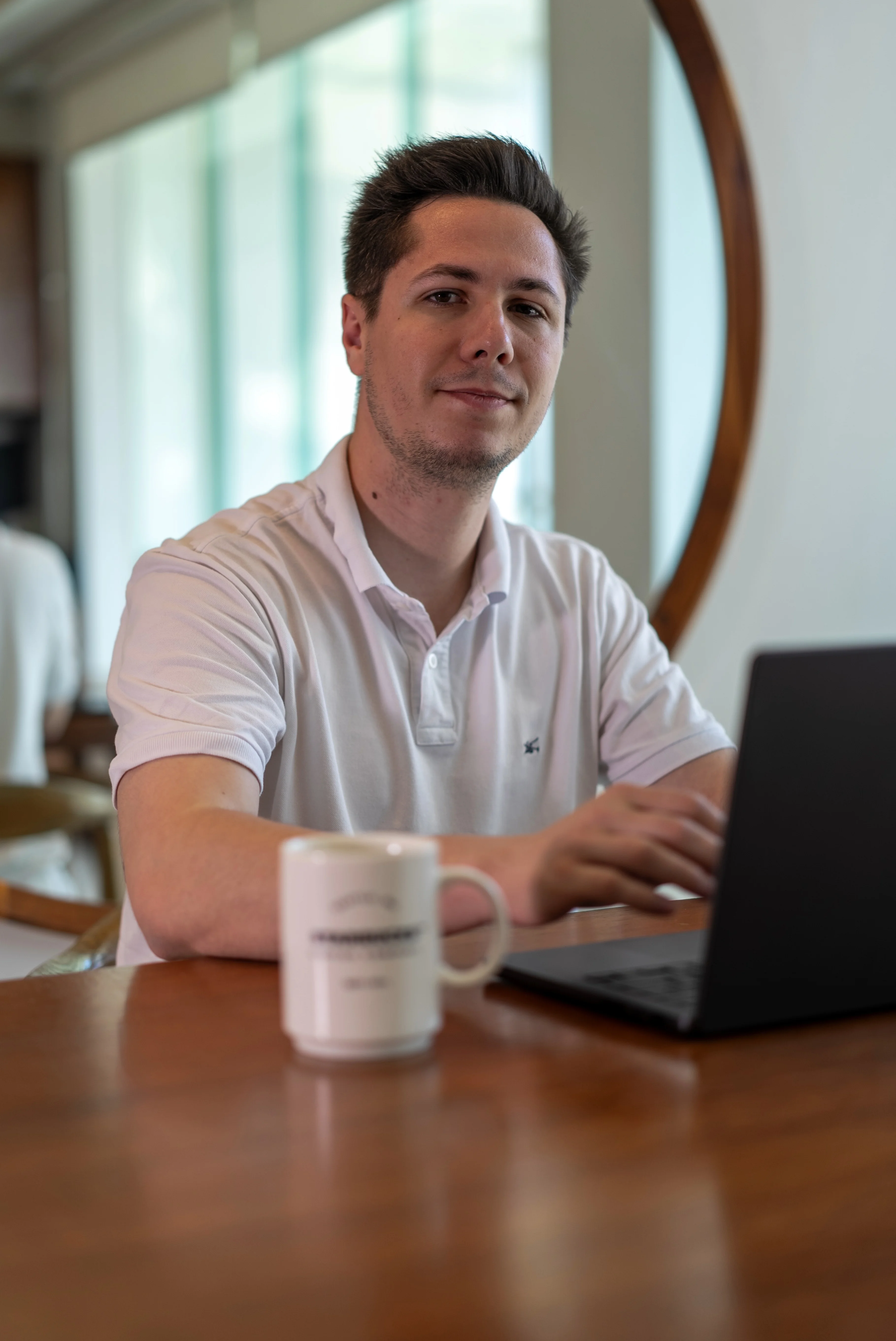 man wearing black notched lapel suit jacket in focus photography
