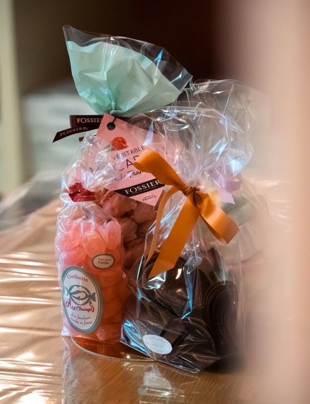 Photo d'une préparation d'un coffret gourmand, avec des produits locaux.