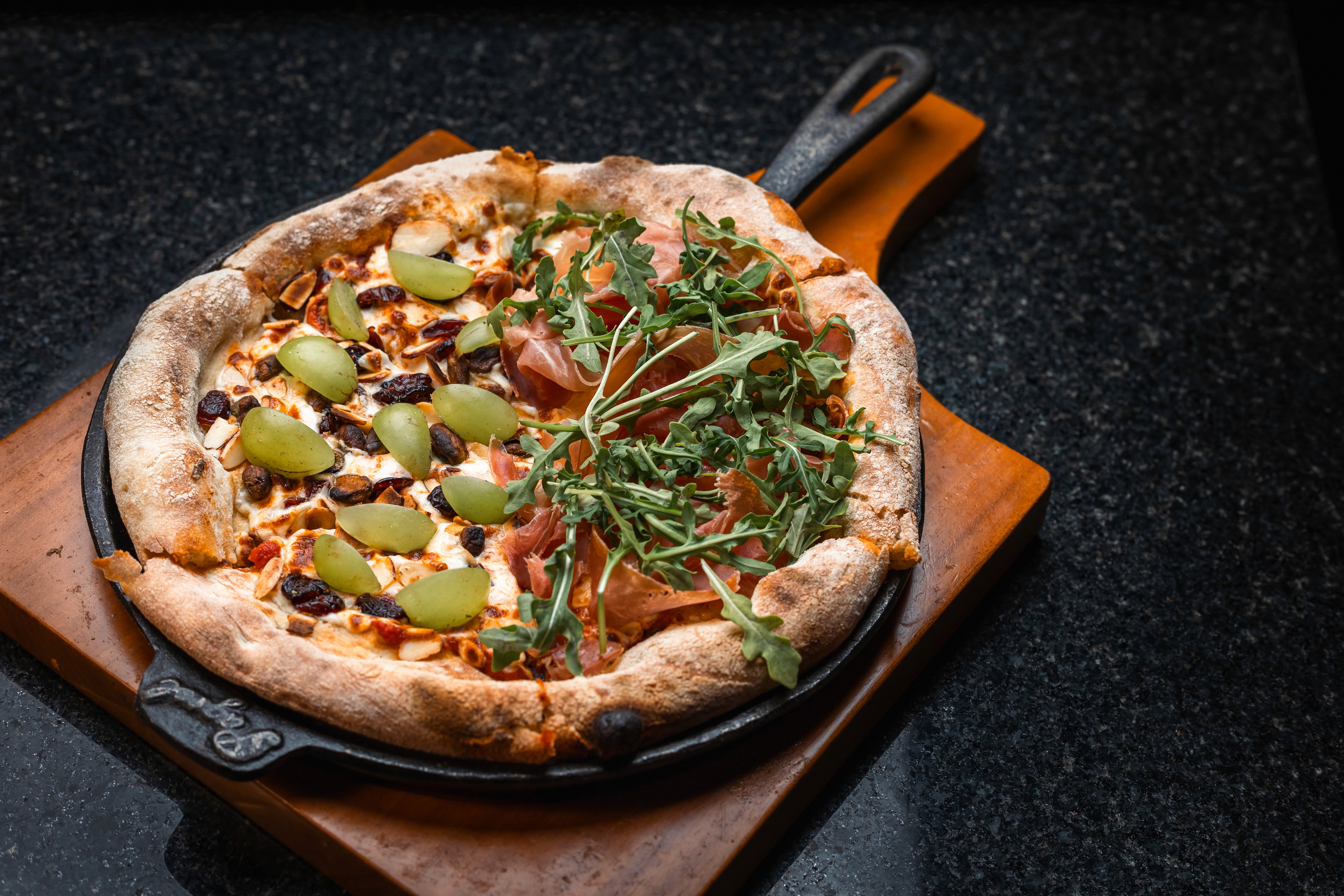 Pizza en horno de piedra