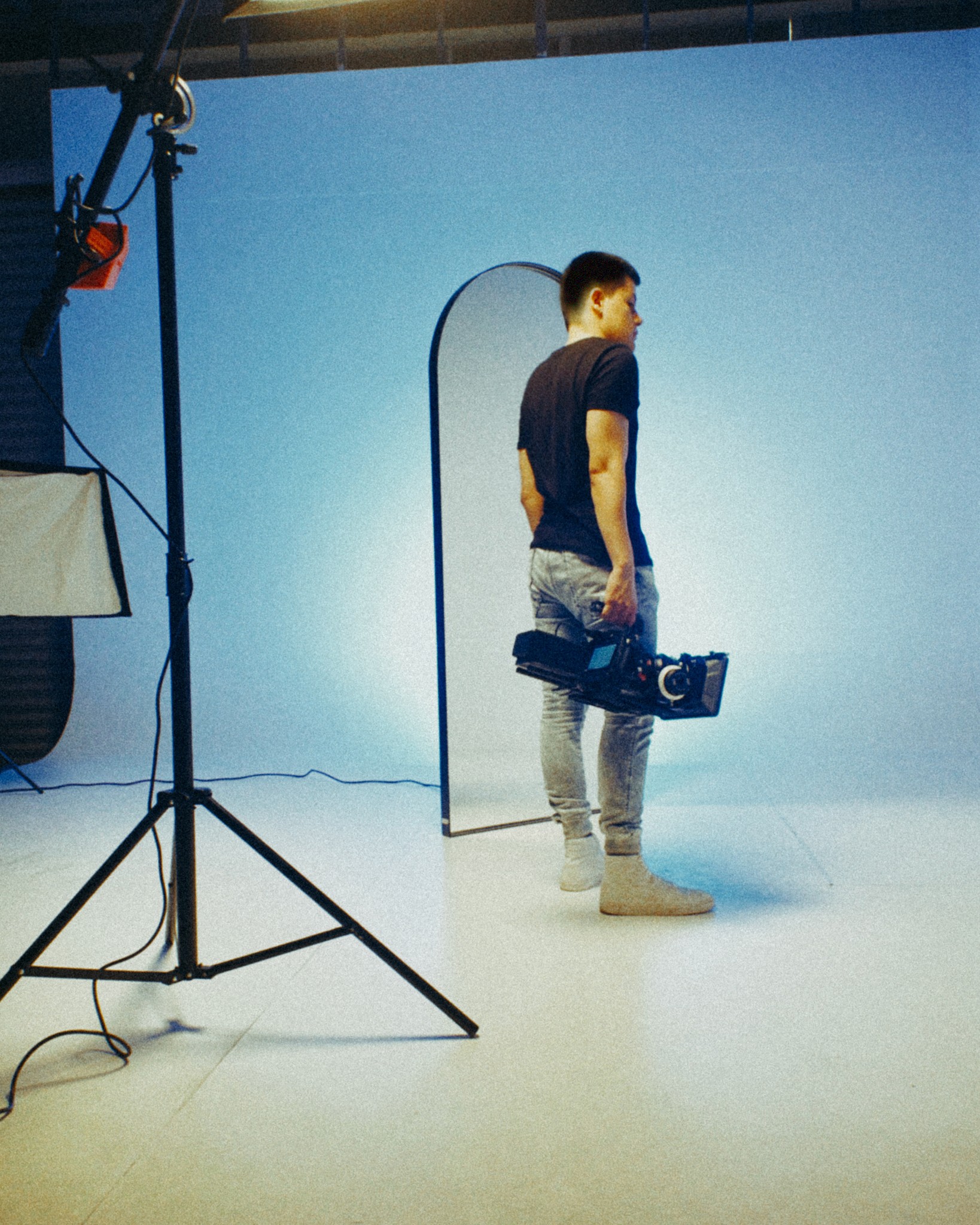 Person stand in front of a red sports oldtimer