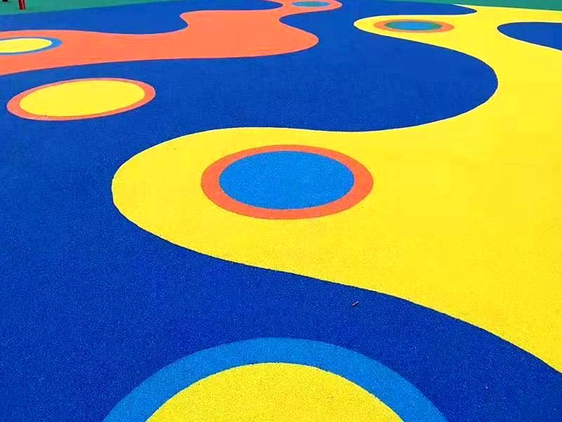 室內匹克球場多層PVC運動地板結構分解圖,展示UV防汙、透明耐磨及高彈性避震緩衝層細節。