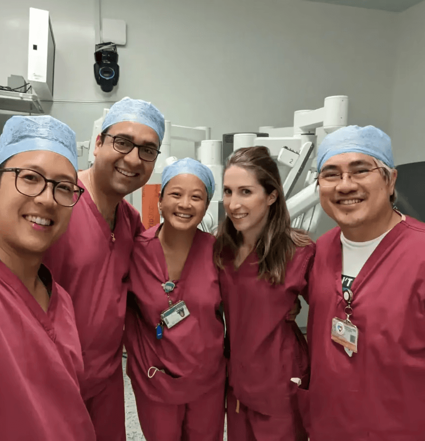 डॉ. Tushar अंतरराष्ट्रीय surgical fellows के साथ London के एक operating theater में हैं।