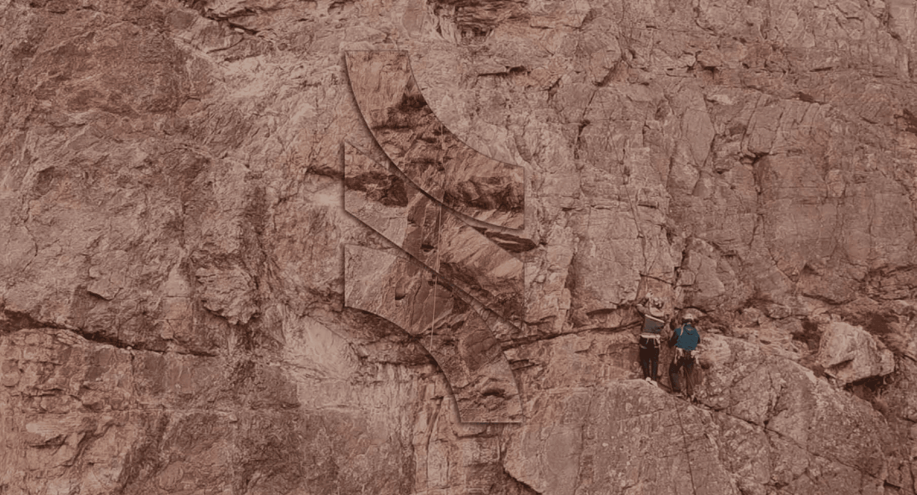 Dos escaladores con arnés ascienden pared rocosa rojiza; sobre la roca se superpone un gran logotipo semitransparente.