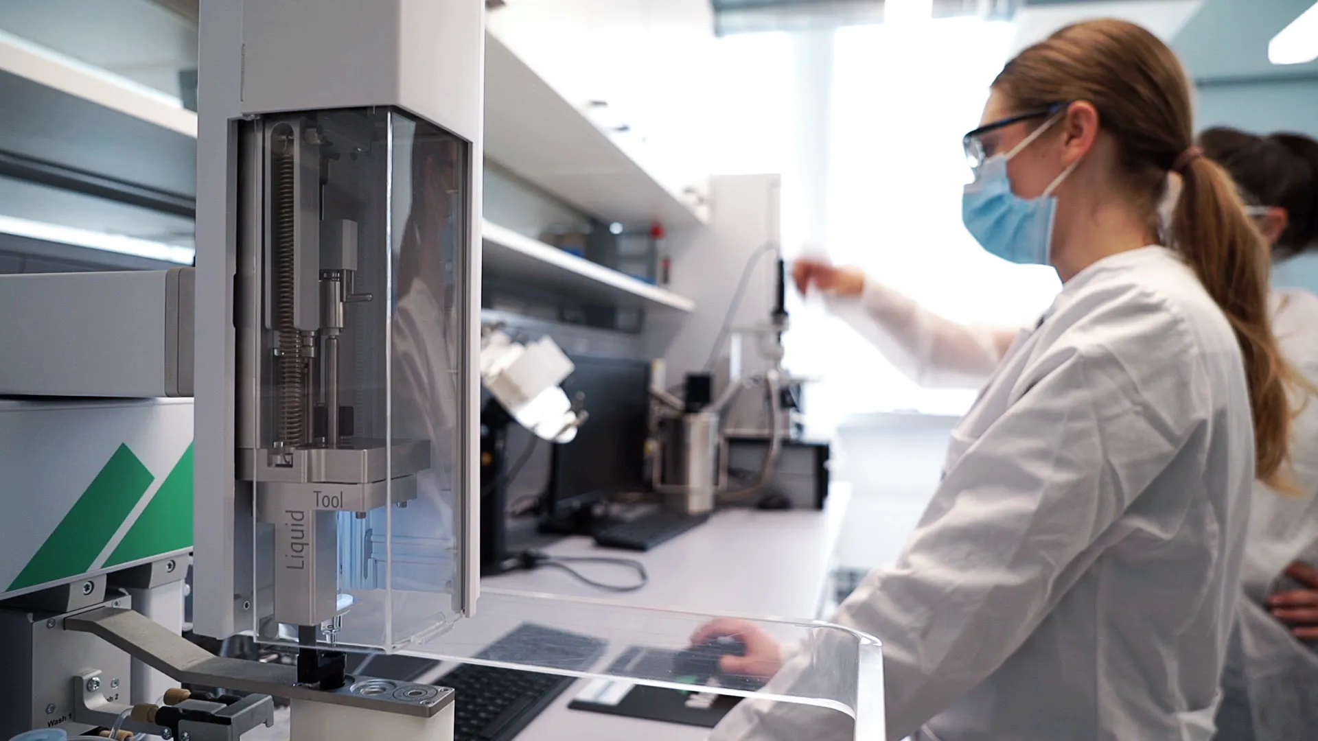 Laboratory assistant