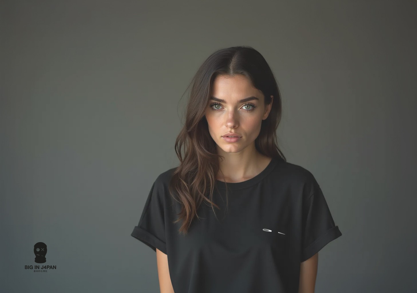 Hermosa joven con camiseta negra con la marca de Big In Japan Couture