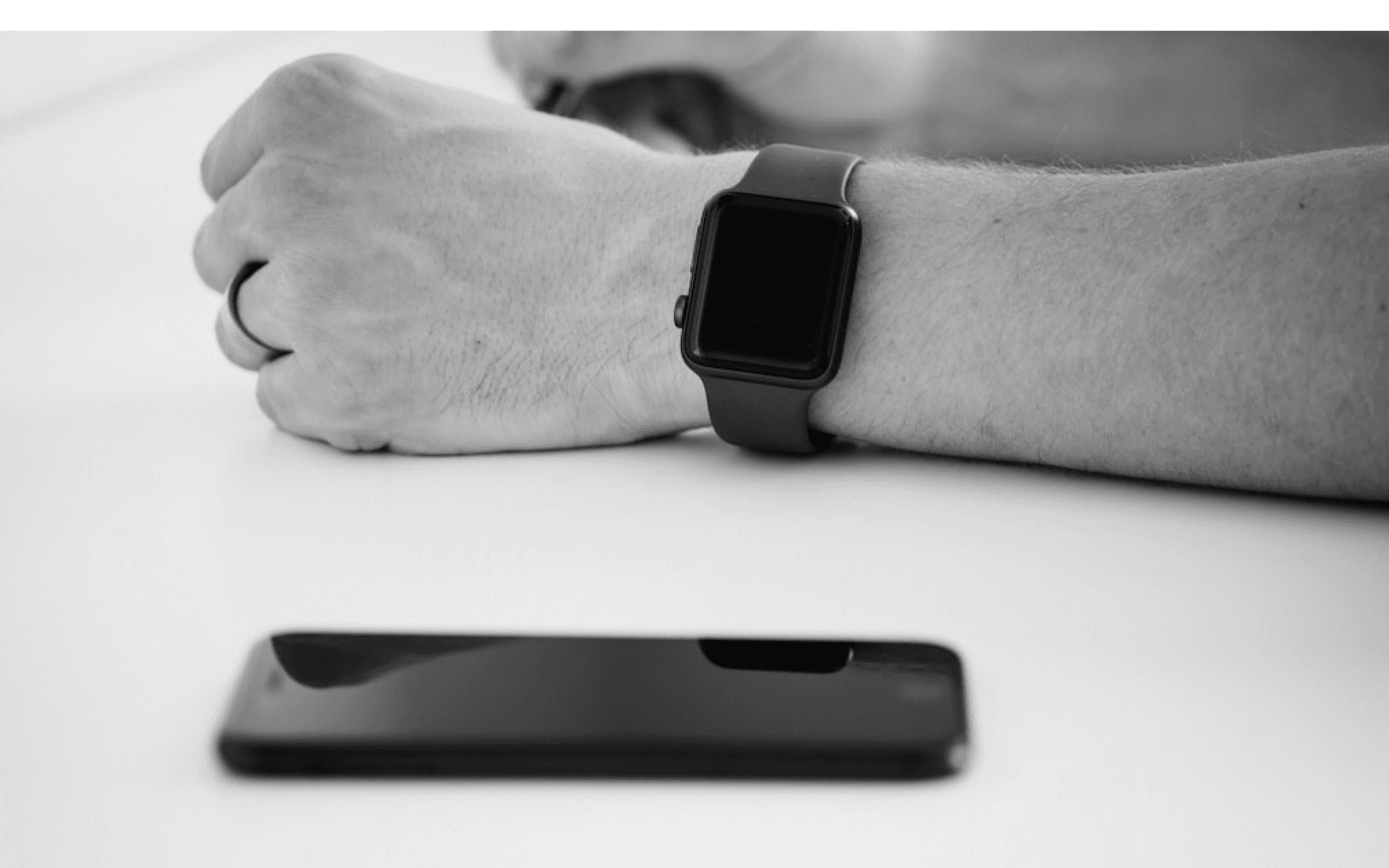 smartwatch-mobile-desk-setup