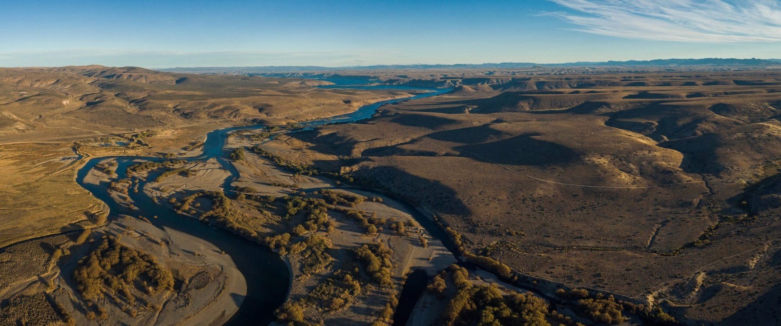 Vista Area del Rio Chimehuin, estepa patagónica y cielo