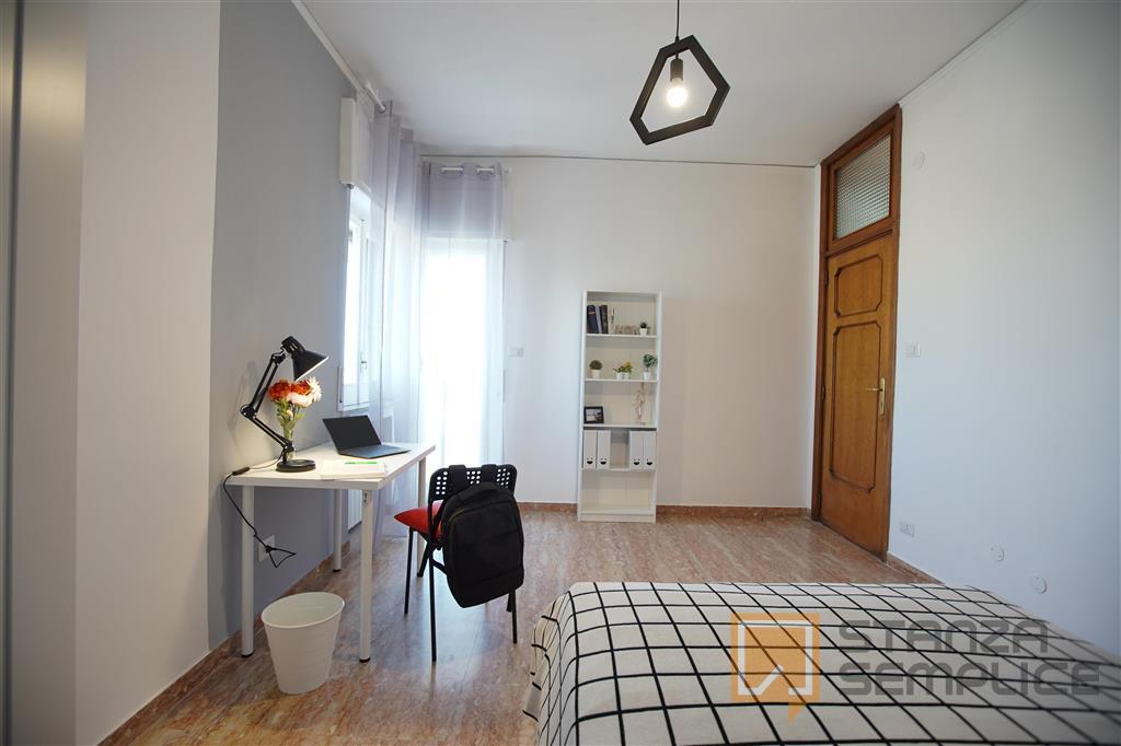 17 sqm room in Via Pietro Castellino, Napoli