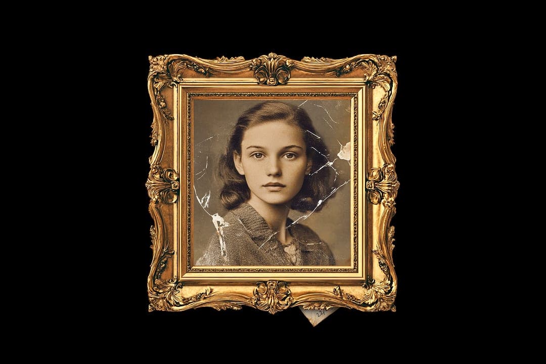 Cadre mystérieux contenant un portrait ancien