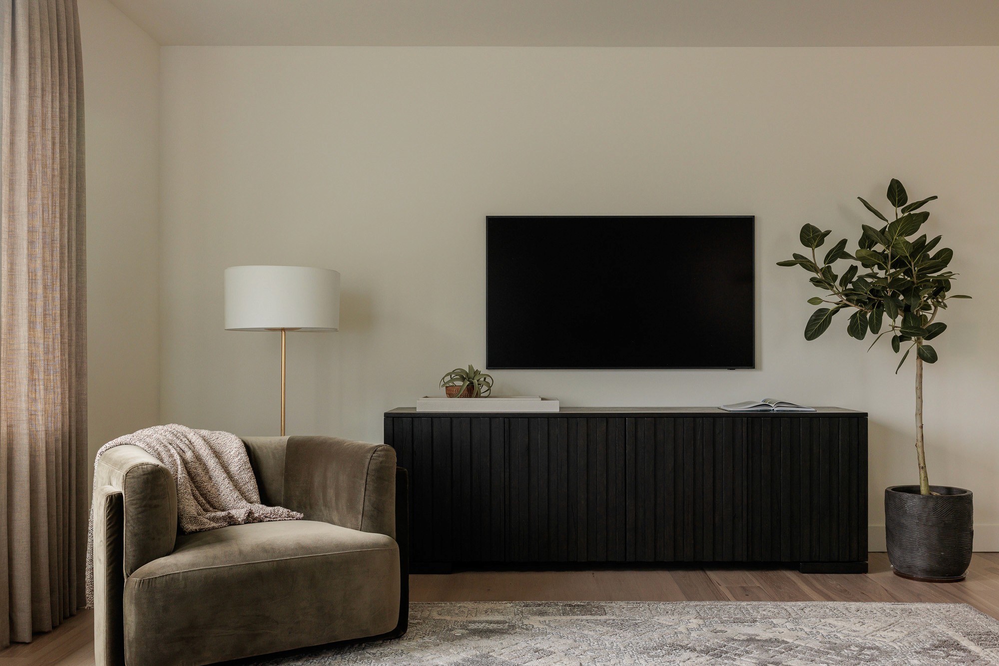 We’re so excited to share details from The Woodinville House: Her Office –– one of our favorite interior design + professional organizing projects in Woodinville, WA.