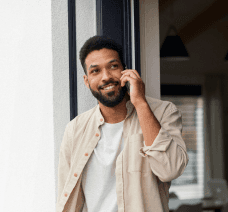 Homme souriant au téléphone, support client pour une application d’épargne