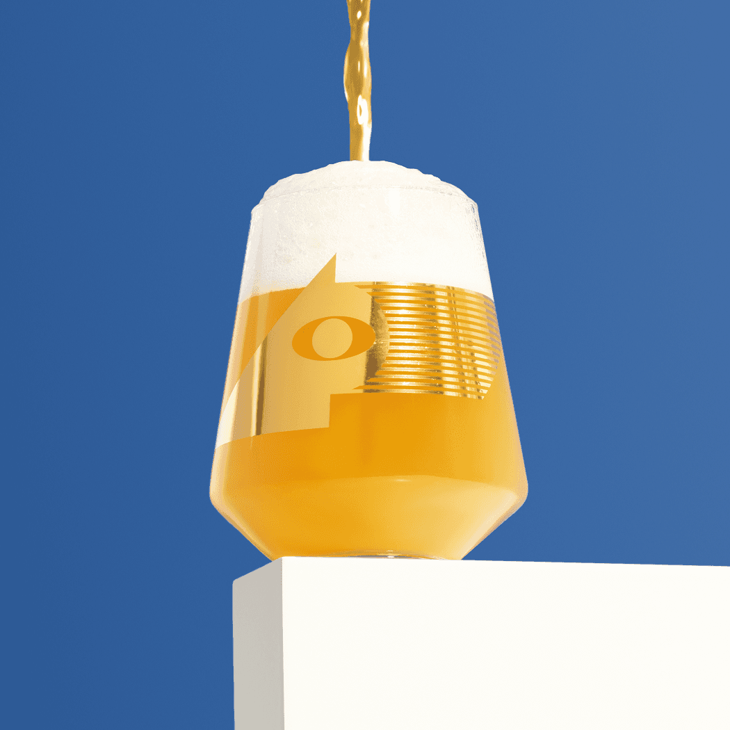 グラスに注がれるビールの画像