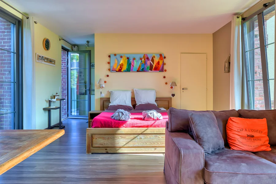 Chambre avec lit double et espace salon lumineux au cottage Le Tréport en Normandie