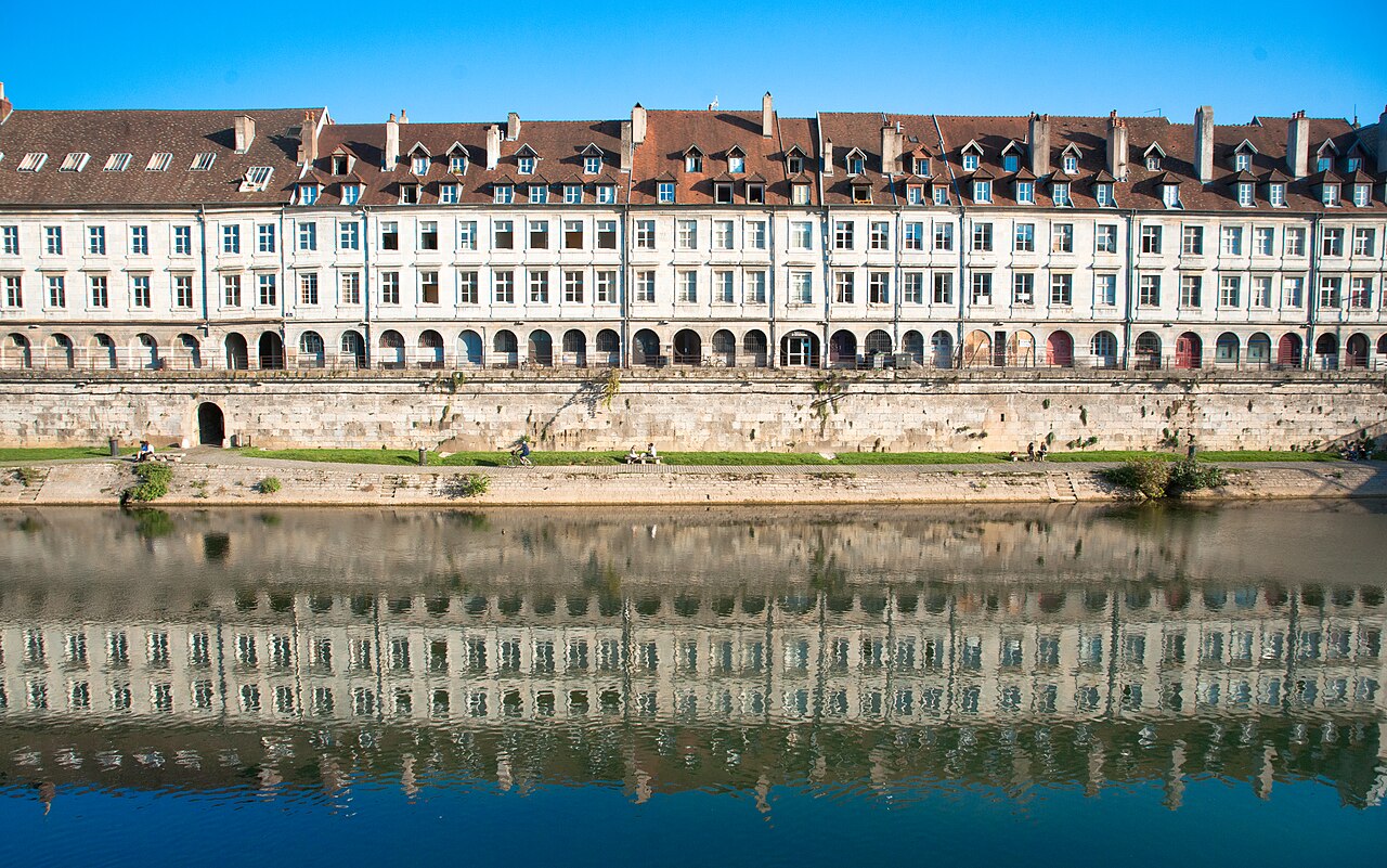 Le quai Vauban et ses reflets dans le Doubs à Besançon.