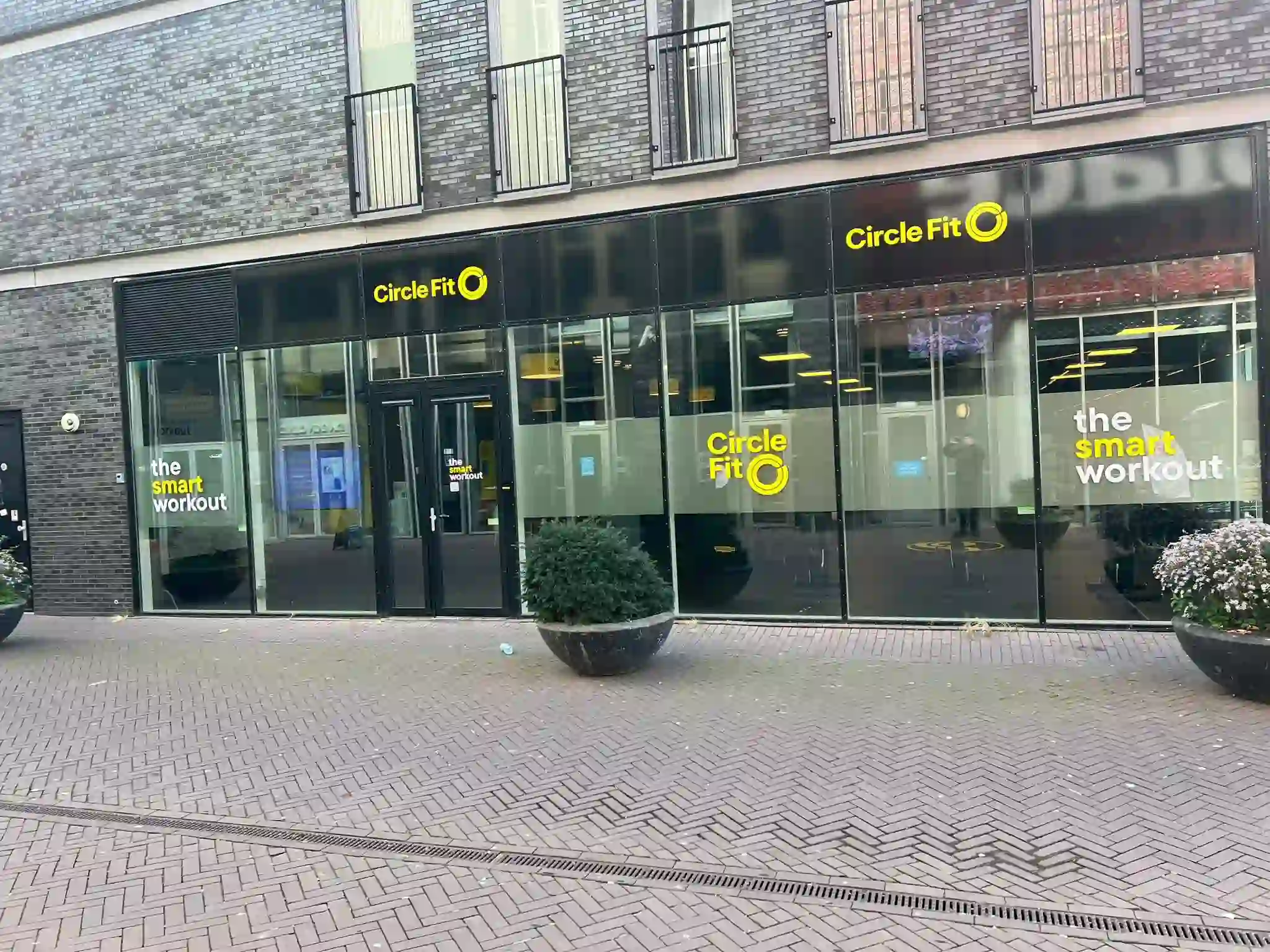 Een glazen Circle Fit-hub met gele markeringen zichtbaar.