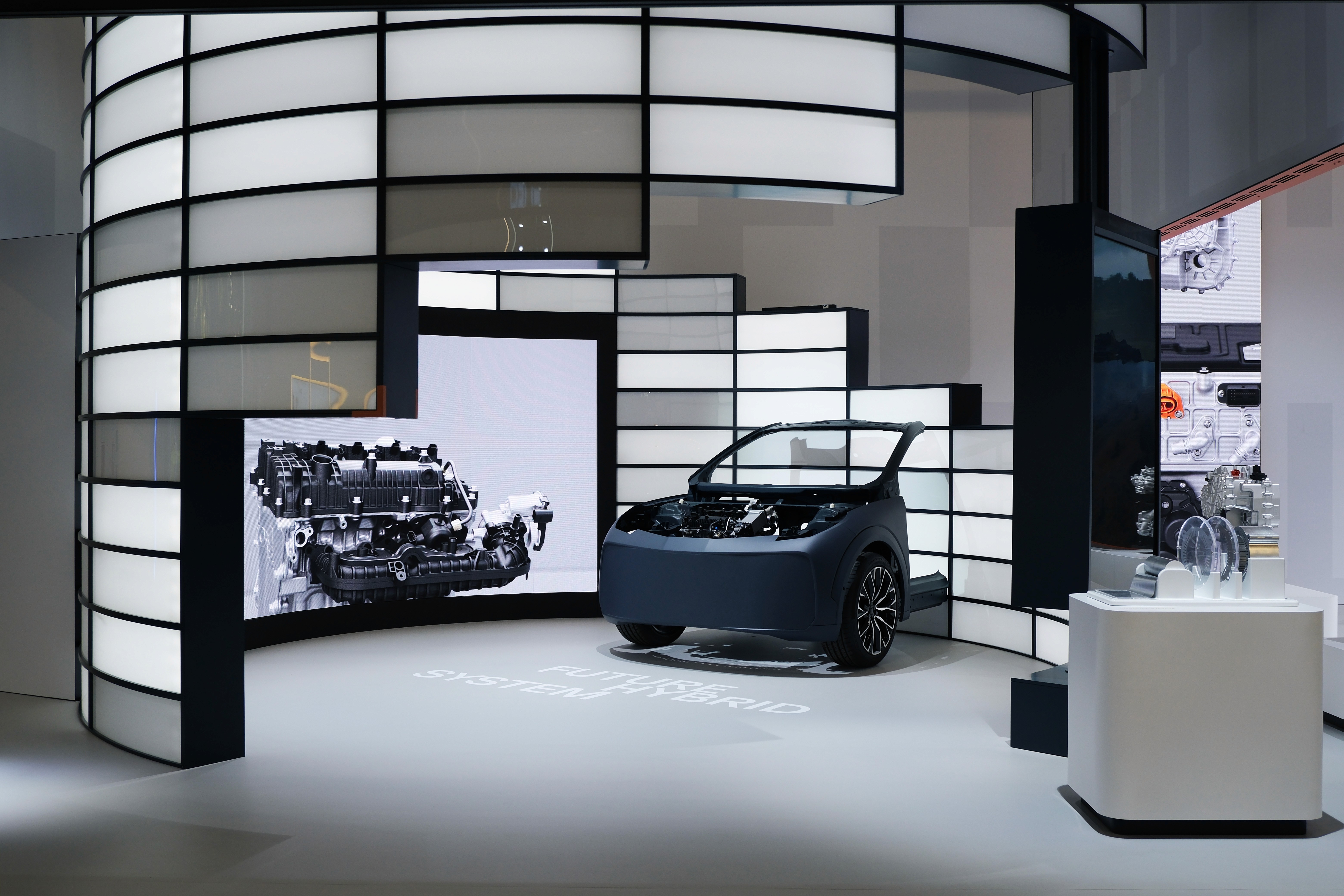 Bilens motor visas i ett showroom