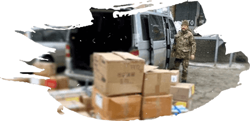 Волонтер біля автобуса з допомогою