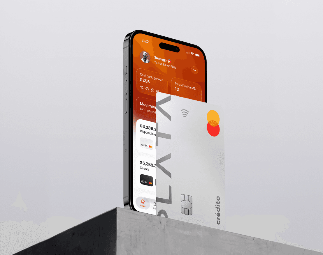 App de Banco Plata en iPhone junto a la tarjeta de crédito Plata