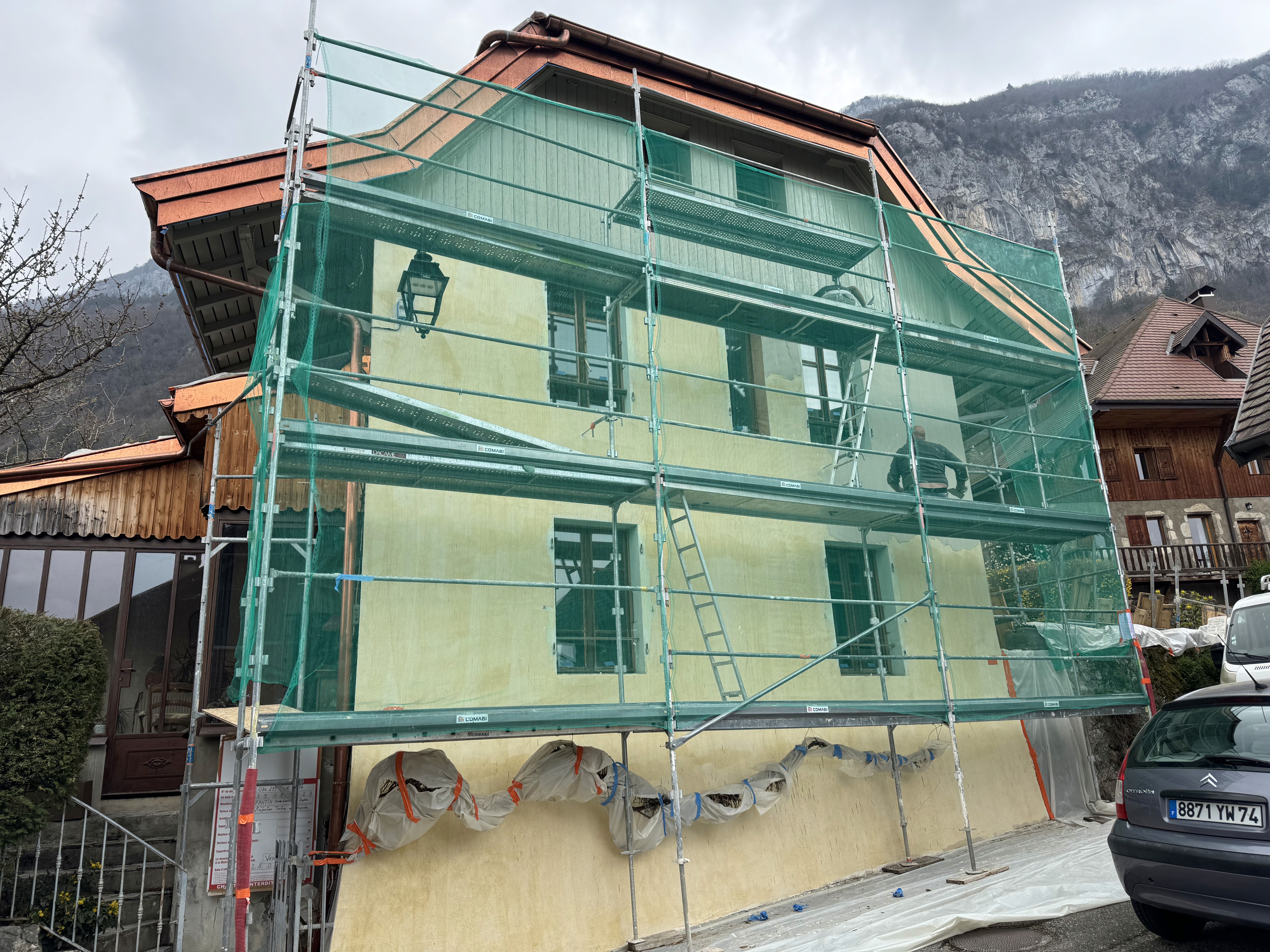 Façade extérieure avant ravalement et peinture en Haute-Savoie