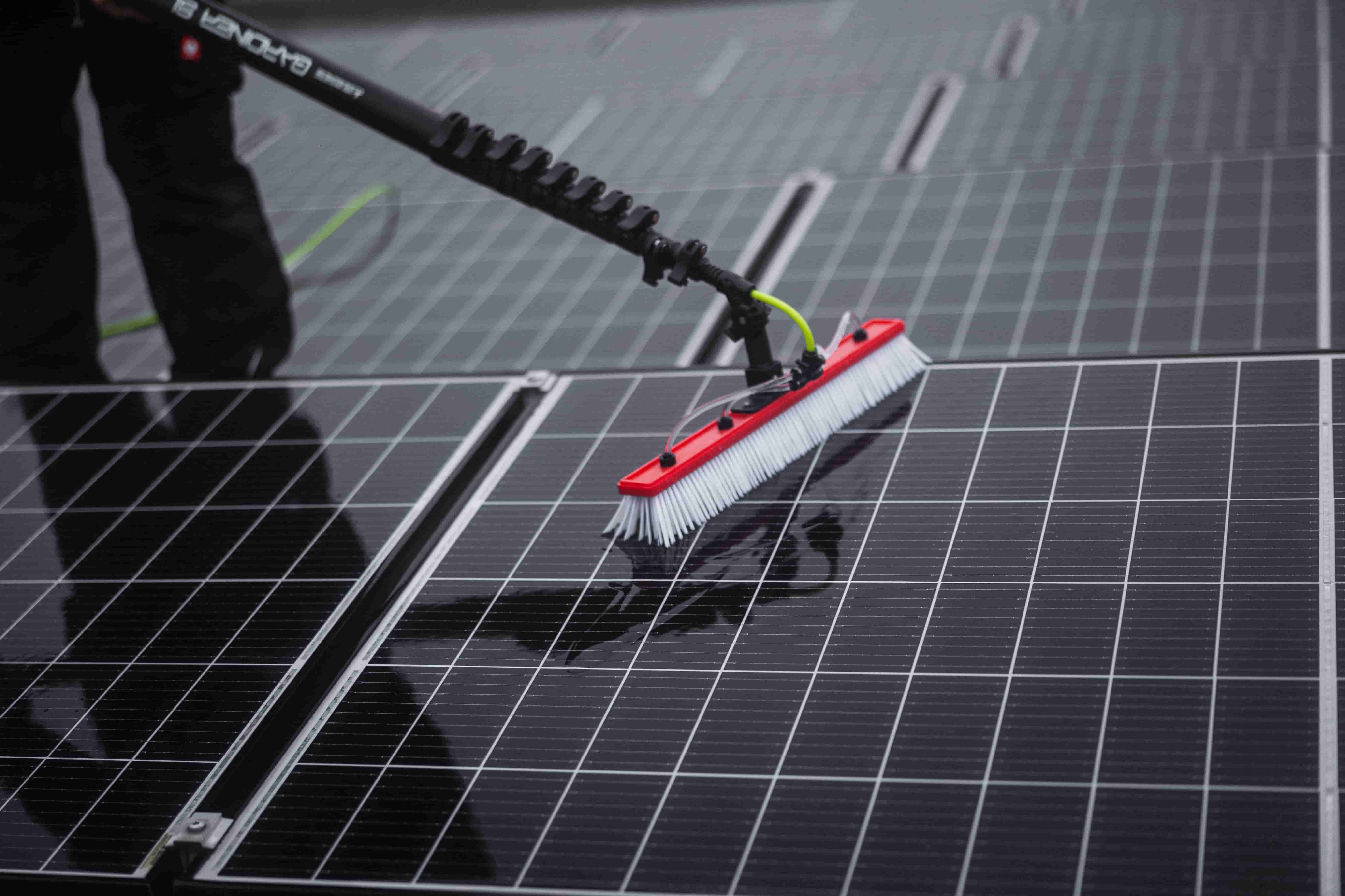 Solaranlage wird mit Osmose-Reinigung von DER SOLARWART professionell gereinigt, um Erträge und Werterhalt zu steigern.