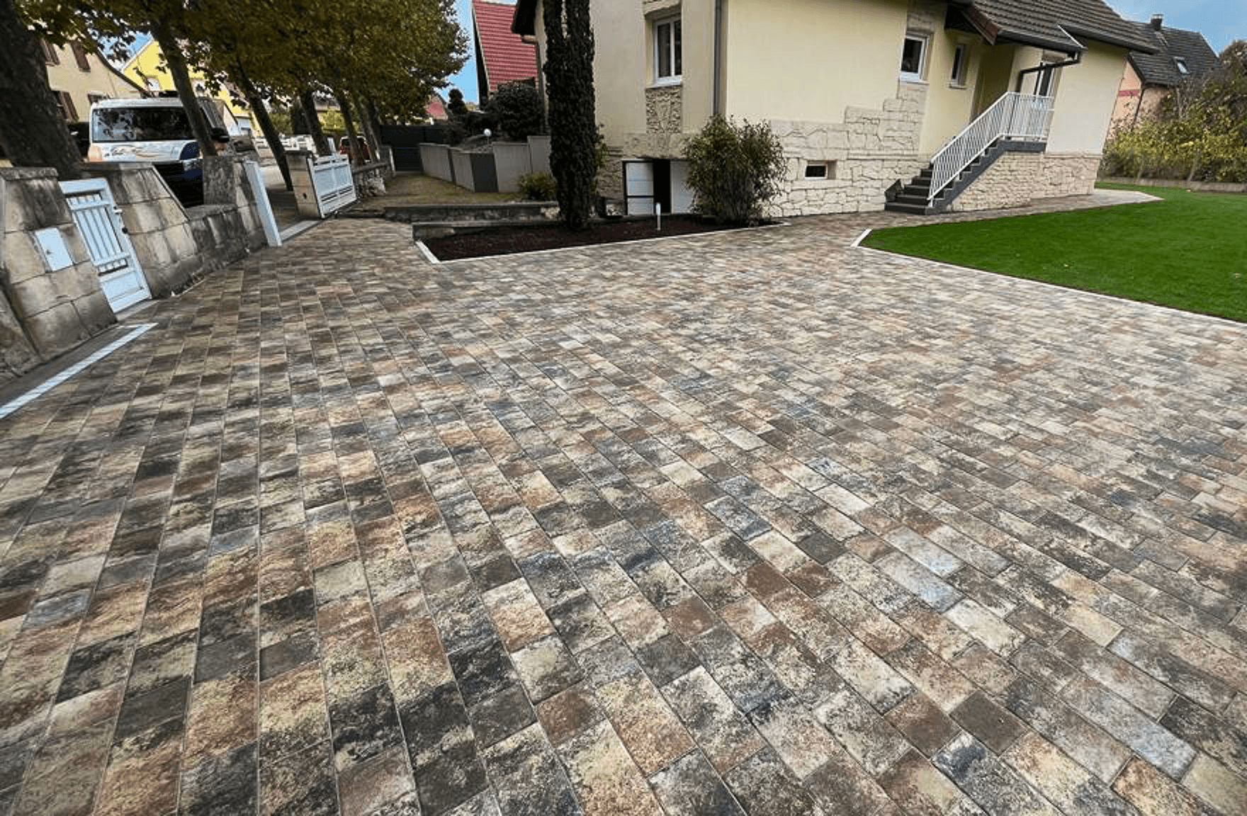 Pavage rustique de cour à Bollwiller réalisé par Acqua Terra, spécialiste du dallage extérieur