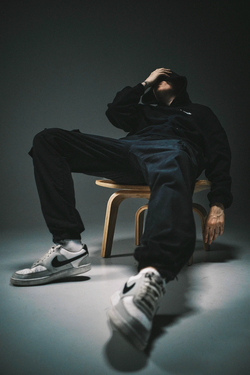 DJ am Mischpult Fotostudio Erfurt - Künstlerische Silhouette mit rotem Hintergrund wytspace