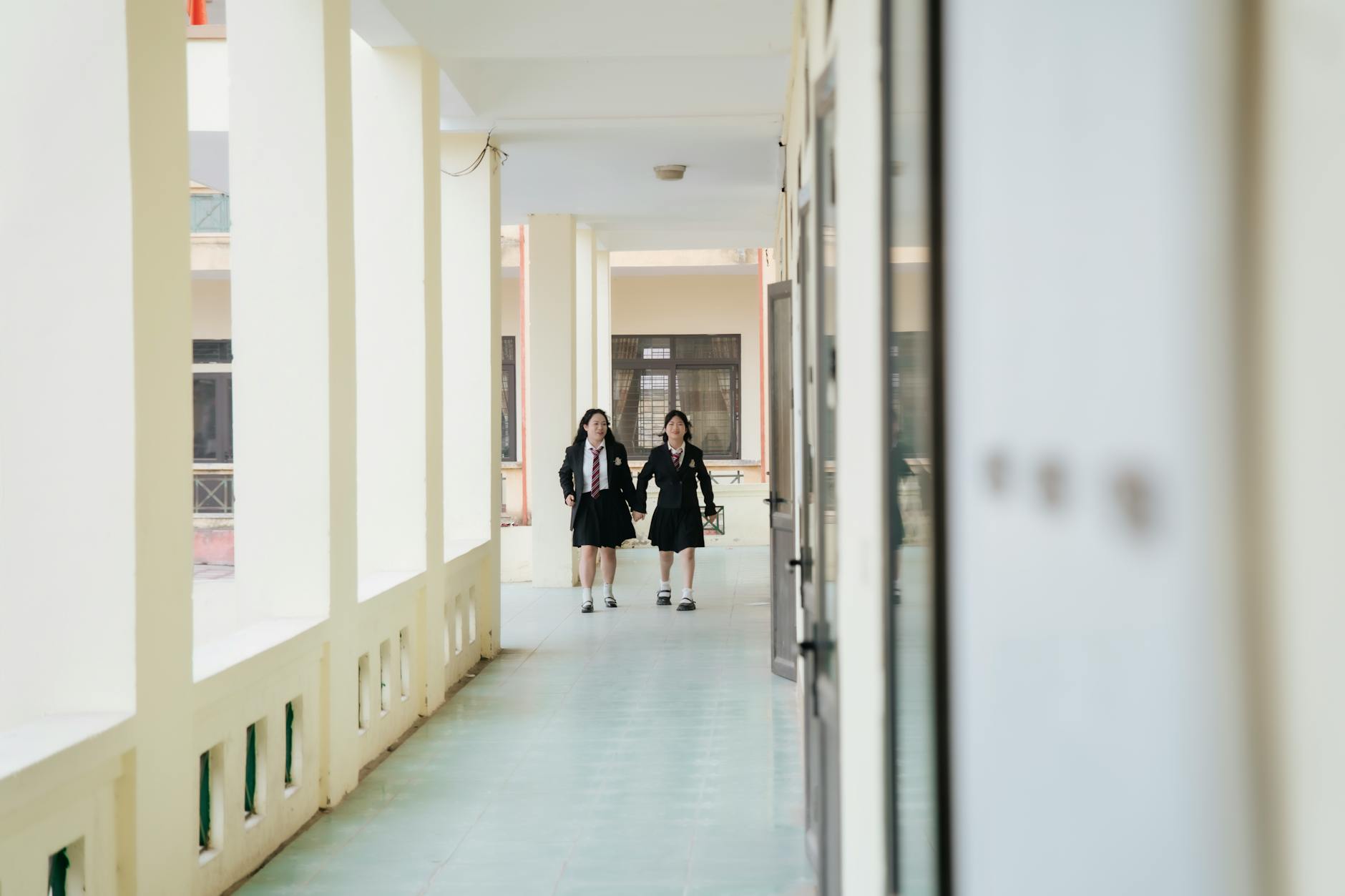 Modern classroom layout featuring modular desks and mobile technology stations for a flexible teaching lab.